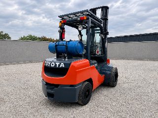 TOYOTA EMPILHADEIRA 8FGJ35 2018 — foto 4 de 5